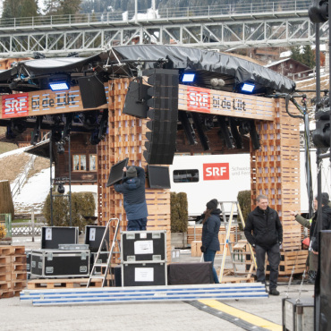 Gstaad rüstet sich für «SRF bi de Lüt - Live» - Das Bühnenbild wird aufgebaut und Monitore angebracht. (Foto: AvS)