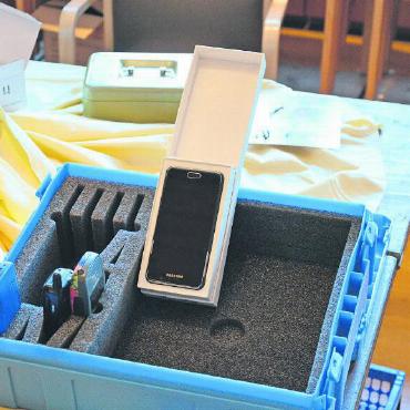 Für jeden etwas dabei beim Weihnachtsbasar - Die Stiftung Mine-ex sammelte vor Ort gebrauchte Smartphones, Laptops und Tablets, die sie entweder umweltgerecht recycelt oder nach Löschen aller Daten wieder zu brauchbaren Geräten repariert. Ein Teil des Erlöses vom Weihnachtsbasar ging zuhanden dieser Stiftung.
