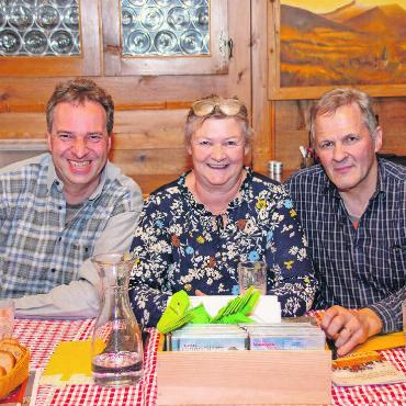 «Schön isches gsy» - Ein starkes Trio: Hanspeter Dolder und das Ehepaar Marianne und Arnold Welten am Ländlerabend im Jahr 2022 in der Saanenstube im Hotel Saanerhof.