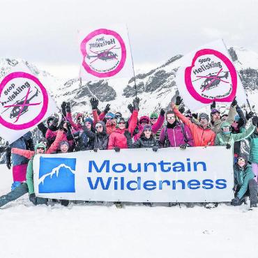 Protestaktion gegen Heliskiing in Gstaad - Aktivistinnen und Aktivisten der Mountain Wilderness Schweiz protestieren auf dem Walighürli gegen Heliskiingflüge. FOTO: MARTA CORRÀ