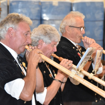 Eine gelungene Premiere - Die Alphorngruppe trat in verschiedenen Formationen auf: hier als Trio «Le Clou» mit Stephan Karnusian, Philippe Chevalier und Ruedi König.   (Foto: Anita Moser/AvS)