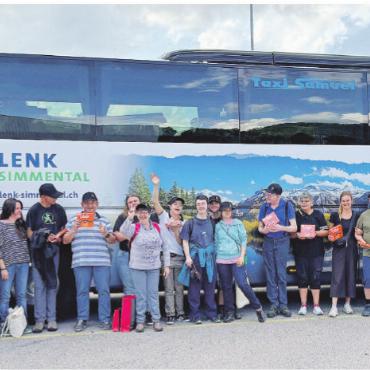 Raiffeisenbank Obersimmental-Saanenland lebt Gemeinsinn – Ausflüge als Zeichen der Wertschätzung - Team der Bergquelle und Raiffeisenbank Obersimmental-Saanenland beim Cailler Museum in Broc.