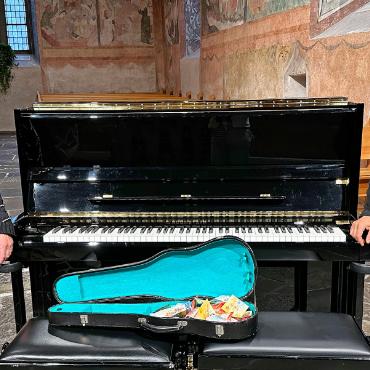 Orgel- und Klavierklänge in der Mauritiuskirche - Ada van der Vlist Walker (links) und Mila Artemieva vor dem neuen Bechstein-Klavier in der Mauritiuskirche Saanen.