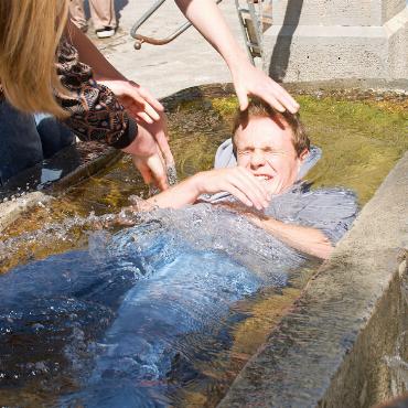 Feierlich gegautscht - …Marco Minnig. Auch der Kopf muss unter Wasser. FOTOS: KEREM MAURER