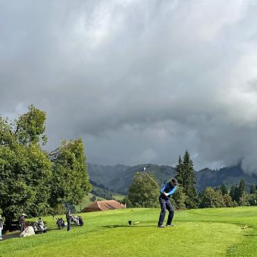 Miteinander golfen und zusammen Spass haben - Die 9. Lenker Golf-Trophy auf dem Golfplatz in Saanenmöser war ein voller Erfolg. FOTO: ZVG