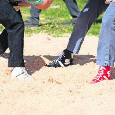 Die Schwinger zu Gast auf dem Hornberg - Modebewusst oder Aberglaube? Warum dieser Schwinger zwei verschiedenfarbige Schuhe trug, blieb sein Geheimnis.