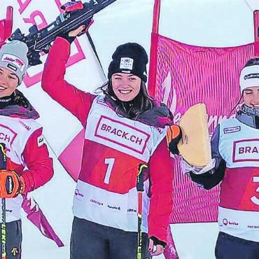 Zwei FIS-Siege für Sue Piller - Im Riesenslalom vom 20. Dezember siegte Sue Piller (Mitte) vor Dania Allenbach (links). FOTO: ZVG