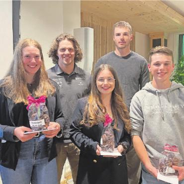 Nächster Meilenstein ist die Überbauungsordnung - Die Geehrten (von links): Chiara Lanz, Noel von Grünigen, Eveline Matti, Luc Herrmann und Pascal Matti (es fehlen: Sascha Gyger, Noemi von Grünigen, René Martin und Sue Piller).