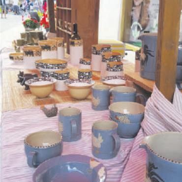 Sommerfest und Markt am kommenden Samstag in Saanen - Nun sind sie wieder da: Die Betreiber freuen sich mit ihren schön zurechtgemachten Marktständen auf viele Besucher am kommenden Samstag. FOTO: ZVG