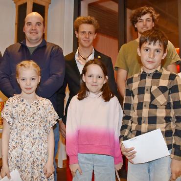 Dorforganisation Schönried: Rochade im Vorstand - Sie wurden für herausragende Leistungen geehrt (vorne von links): Luana Martin, Emma Bütschi, Raphael Bütschi, Luis Iseli. Hinten von links: Roland Martin, René Martin, Nicola von Siebenthal, Raphael Herrmann. Es fehlen: Larina von Siebenthal, Luc Herrmann, Sue Piller und Sascha Gyger.