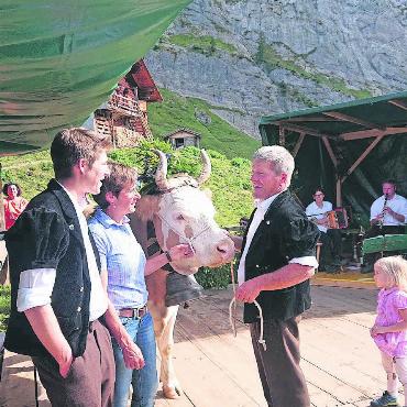 Bernisches Brauchtum: kantonale Liste um 13 Traditionen ergänzt - Blatti Sufsunntig 2023, geschmückte Meisterkuh auf dem Tanzboden mit der Besitzerfamilie Perreten.