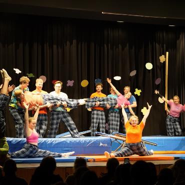 Farbenfrohe Turnershow in Gsteig