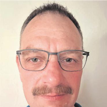 Jürg Romang ist neuer Gemeinderat in Gsteig - Jürg Romang, Jahrgang 1969, ist gelernter Automechaniker. Er ist verheiratet und Vater von zwei Töchtern, Jodler und Vorstandsmitglied im Jodlerklub Gsteig. Seine erste vierjährige Amtsdauer beginnt am 1. Januar 2024. FOTO: ZVG