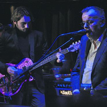 Schweizer Bluesgrösse im «Chlösterli» Gstaad - Fankhauser mit seinem neuesten Bandmitglied, dem Gitarristen Flo Bauer mit seinem extravaganten Instrument.