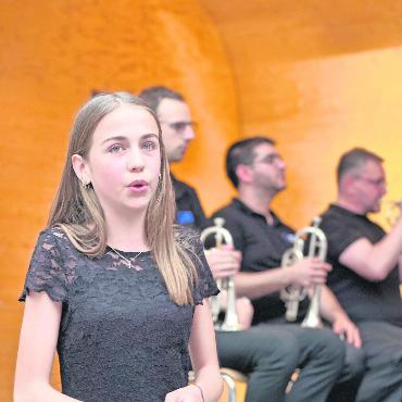 Et Bam! Gesang «meets» Brass - Sängerin Louisa Blum träumt davon, Musicaldarstellerin zu werden. Unbedingt Teil des künftigen Repertoires sollte das Musical «Mamma Mia» werden.