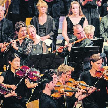 Bach monumental rekonstruiert - Die Traversflöten und die barocken Geigen mit Darmsaiten, die ohne Kinnhalter und Schulterstütze gespielt und ohne Feinstimmer gestimmt werden. FOTOS: RAPHAEL FAUX