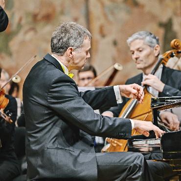 Kraft und Besinnung in einer schwierigen Zeit - Der einheimische Pianist Reto Reichenbach. FOTO: PHILIPPE CHEVALIER