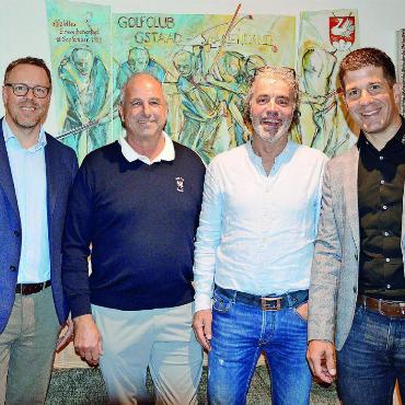 Gemeinsam die touristische Zukunft gestalten - Neu als 35. Mitglied wurde der Golfclub Gstaad-Saanenland in den Destinationsrat aufgenommen. Präsident Albert Bach (2. von links) und Vizepräsident Sigbert Feller (2. von rechts) freuen sich, dabei zu sein und in Zukunft mitzudiskutieren. Links: Oliver Waser, Präsident GST, und rechts: Flurin Riedi, Tourismusdirektor Destination Gstaad.