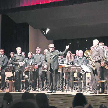 Brass Band «Harmonie» Saanen unterwegs auf dem Broadway - Die Brass Band «Harmonie» Saanen bot an ihrem Herbstkonzert die grosse, weite Welt des Musicals. Selbst die Schuhe des Dirigenten Michael Bach waren Broadway-tauglich. Das Publikum jedenfalls folgte dem Ensemble in Gedanken überall hin. FOTOS:JENNY STERCHI