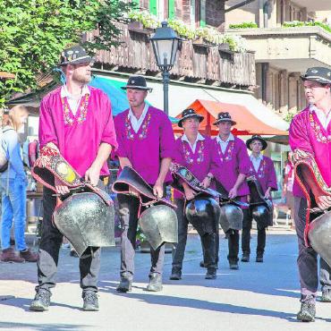 Von der Alp ins Dorf: Fotostrecke Gstaad Züglete 2023 - Trechlerclub Gsteig.