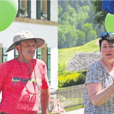 Ein Sommerfest zum «Bären»-Geburtstag - Sie halfen bei der Organisation des Festwochenendes und dabei, die Ballons auf die Reise zu schicken: Simon Graa und Barbara Kernen.
