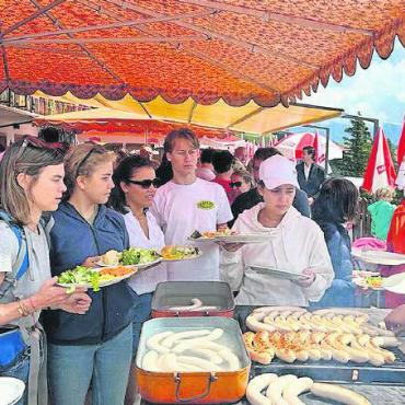 Wandern gegen Kinderkrebs - Beim Hotel Hornfluh gab es für die Wanderteilnehmenden ein wohlverdientes Mittagessen.