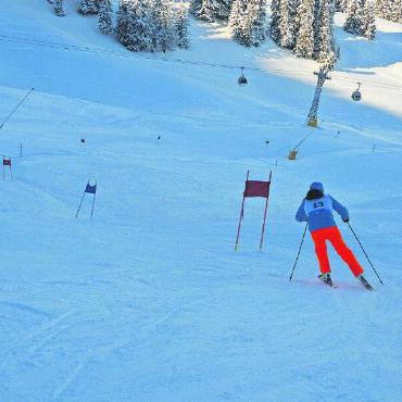 Für weniger Schneesportunfälle auf der Piste unterwegs - Gut vorbereitet wurde dann das Skirennen der STI Gruppe gestartet.