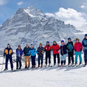 Traumhafter BOSV-Skitag im Skigebiet First - Gruppe mit Urs Räber vor dem Wetterhorn. Dritter von rechts: Christian Oester, Frutigen. FOTO: ROLF ZANINI