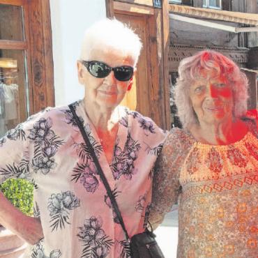 Rares an der Brocante & Markt in Saanen - Annemarie Wehrli und Greti Rüfenacht sind seit 17 Jahren dabei.