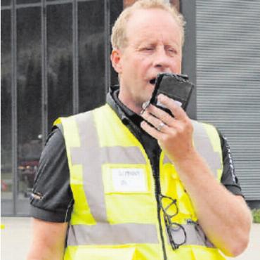 Das Unfallszenario liess den Atem stocken - Simon Anderman, CEO Gstaad Airport, sorgte mit einem seiner Mitarbeiter dafür, dass «mühsame Journalisten» ferngehalten wurden.