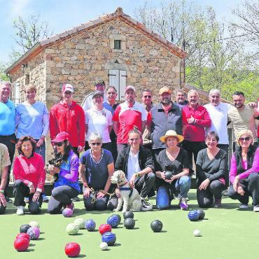 Saisonstart des Bowls Club Gstaad und Ausblick - Teilnehmende am Turnier der Bowls Clubs Val-de-Ligne und Gstaad Ende April. FOTOS: BOWLS CLUB GSTAAD