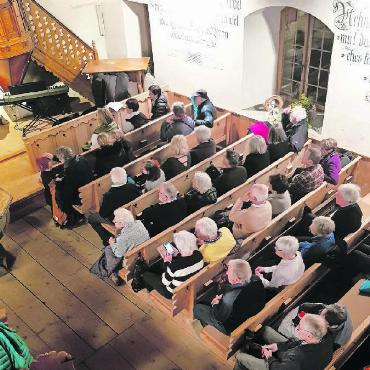 Ausdrucksstarke Volksmusik in der Kirche Gsteig - Blick von der Empore auf lauter weise Häupter.