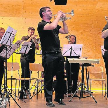 Et Bam! Gesang «meets» Brass - Krönender Abschluss des Konzertabends bildete das Stück «Blue» von Thomas Gansch – passend zur Vereinscouleur der BBO und BBOJ, deren Mitglieder sich anlässlich der Saaner Proms zu den «BrassTubes» formiert hatten.