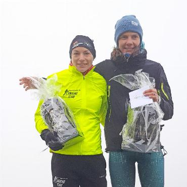 Bergläufer sind nicht Bergsteiger - Podest der Kategorie W20: Alexandra Zürcher (rechts) und Linda Hüppi.