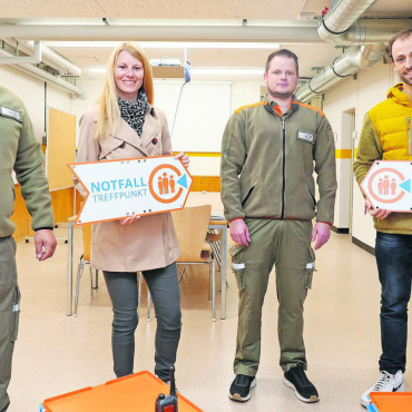 Katastrophenvorbeugung - Die Funkverbindung klappt: v.l. Leutnant Christian Moor, Chef Lage im Zivilschutz; Mirjam Oertle, Abteilungsleiterin für Sicherheit und Gesundheit der Gemeinde Saanen sowie Chefin Regionales Führungsorgan (RFO) Saanen; Leutnant Joey Meyer, Chef Telematik im Zivilschutz; und Michel Zysset, Fachbereichsleiter Information des RFO Saanen. FOTO: JONATHAN SCHOPFER