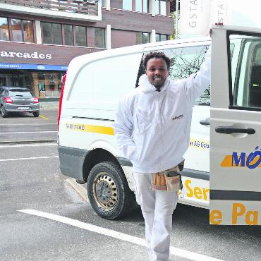 Mohamed Abdifatah ist im Saanenland angekommen - Mo Abdifatah liebt Weiss! Sei es im Zusammenhang mit Gips bei der Arbeit ...