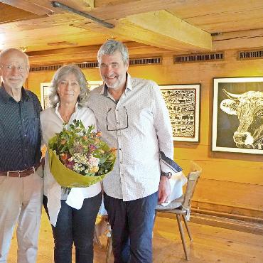 Aussergewöhnliche Scherenschnittkunst - Der Scherenschnittkünstler Ueli Hauswirth aus Zweisimmen (links) und Hüsy-Wirt Hans-Jürgen Glatz planten die Platzierung der Bilder und hängten die Werke von Monika Flütsch auf. FOTO: CHARLOTTE ENGSTAD