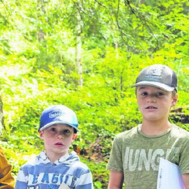 Unterwegs im Wald mit dem Ferienpass - Was sollen wir nur mit dem Meter anstellen?