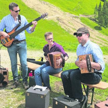 Ein eindrücklicher, generationenübergreifender Anlass - Das Trio Werner Dänzer & Mirjam Jordi und Markus Gerber.