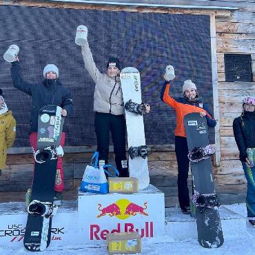 Zwei Podestplätze für Rosa Colella beim SBX JUN FIS Rennen auf der Reiteralm - Die Saanerin Rosa Colella vom Snowboard-Club Saanenland belegte in Österreich zweimal den zweiten Platz bei den Snowboard-Cross-Rennen auf FIS-Stufe. FOTO: ZVG