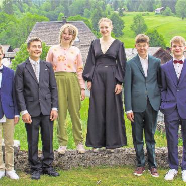 Konfirmation an Pfingsten in der Lauenen - Die Konfirmandinnen und Konfirmanden (von links): Lukas Blum, Kevin Brand, Aline Klenk, Melinda Brand, Lars Hauswirth und Nils Reichenbach. . FOTO: ELVIRA PERRETEN-REICHENBACH