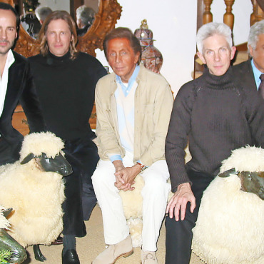 Valentino Garavani: ein Leben für das Schöne - Von links: Tom Ford, Bruce Hoeksema, Valentino Garavani, Richard Buckley und Giancarlo Giammetti in Gstaad in Valentinos Chalet inmitten von Lalanne-Schafen       FOTOS: ZVG