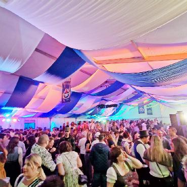 «Ozapft is»: Lederhosen-Gaudi beim Gstaader Oktoberfest - Das Zelt war gut besucht. FOTO: ZVG