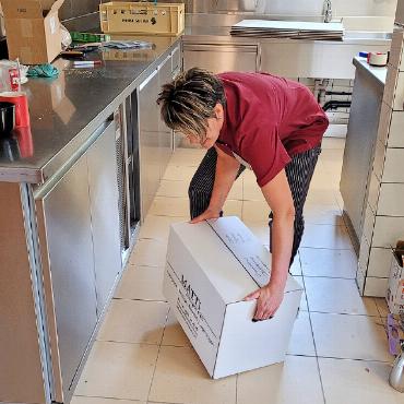 Die etwas andere Züglete - Auch das Küchenpersonal, hier Fabienne Reichenbach, ist fleissig.