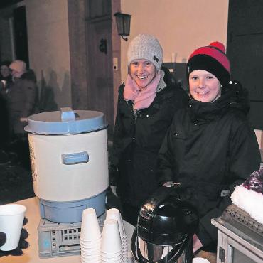 Der Samichlous zu Besuch im Saanenland - Ein wärmender Trank wurde angeboten.