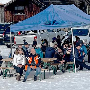 Mit Sommerschuhen auf dem Schlitten - Alle sitzen gemütlich bei der Festwirtschaft und schauen sich das Rennen an. FOTOS: PAULA MITTAG