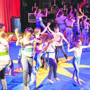 100 Jahre Schule Rütti – eine zirkusreife Jubiläumsfeier - Zu Popmusik bewegte sich die Tanzgruppe graziös.