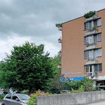 Spital Zweisimmen: Notfall soll ausgebaut, Operationen nach Thun verlegt werden - Zwar mehr Betten und eine grössere Notfallstation, jedoch kein Operationsbetrieb mehr: Dies sind die neuen Pläne der Spital STS AG für Zweisimmen. FOTO: ARCHIV AVS