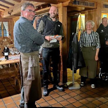 Aussergewöhnlich: «Le Refuge l’Espace» - Der Abschiedsapéro mit Freunden und Gästen: v.l. Roland Beer, Adrian Stocker, CEO der Experience AG, und Inge Beer. Ganz rechts zwei Mitarbeiter der Glacier 3000 AG. FOTOS: ZVG