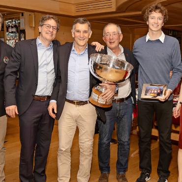 25. «Gstaad Yacht Club Interclub Ski Yachting» bringt Segler:innen zurück in die Alpen - Die Gewinner des 25. GYC Interclub Ski Yachting mit der Trophäe. FOTOS: SEBASTIAN DEVENISH